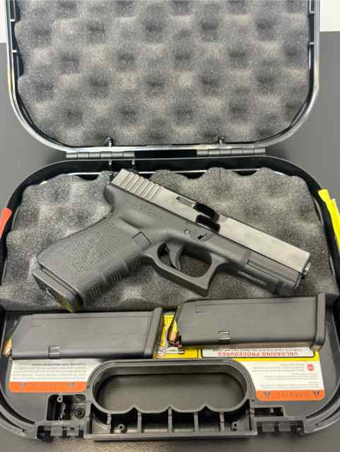 Glock 23 (.40 S&amp;W) Night Sights + 3 Mags