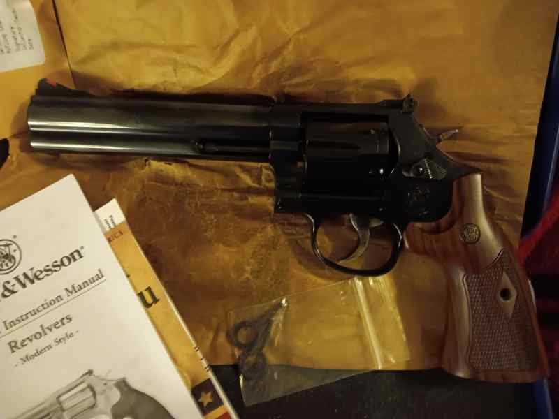 Smith &amp; Wesson 586-8 Blued/Wood 357 mag 6&quot; #150908