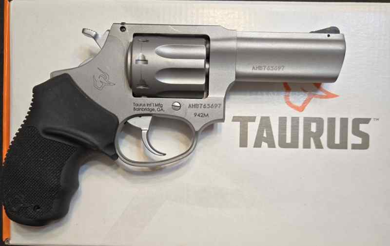 Taurus 942M .22Mag Stainless Excel. Like New!