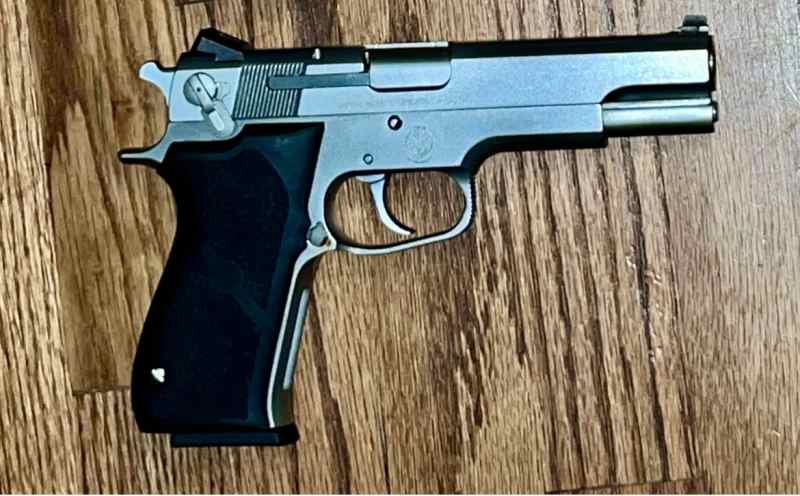 Smith and Wesson 1006 10mm