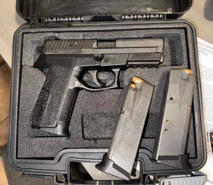 Sig Sauer SP2022 .40 S&amp;W w/ 3 12 rd mags 